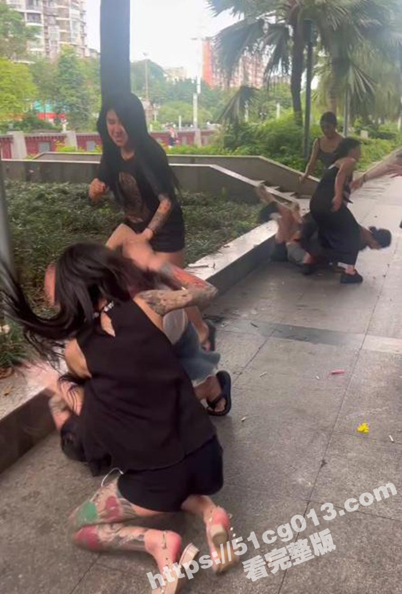 四川成都9个精神小妹街头打群架！花臂长腿猛踹 抄起高跟鞋敲头 穿裙子打架真不方便！