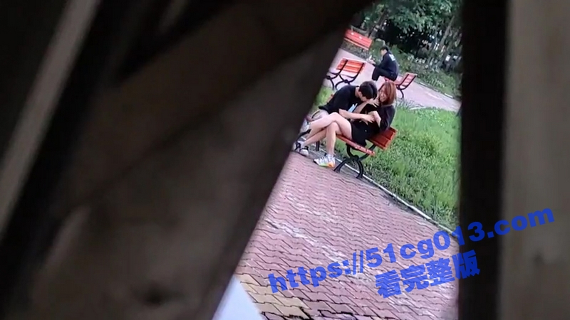 黑龙江生态工程职业学院 大一学生在图书馆门口就舔奶子 准备打野战！