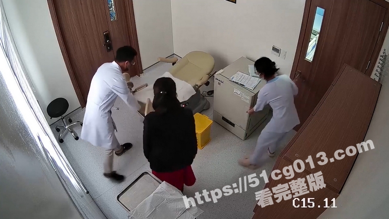 妇科门诊偷拍 美女少妇做妇检 男医生亲自为她检查骚穴 害羞的满脸通红！