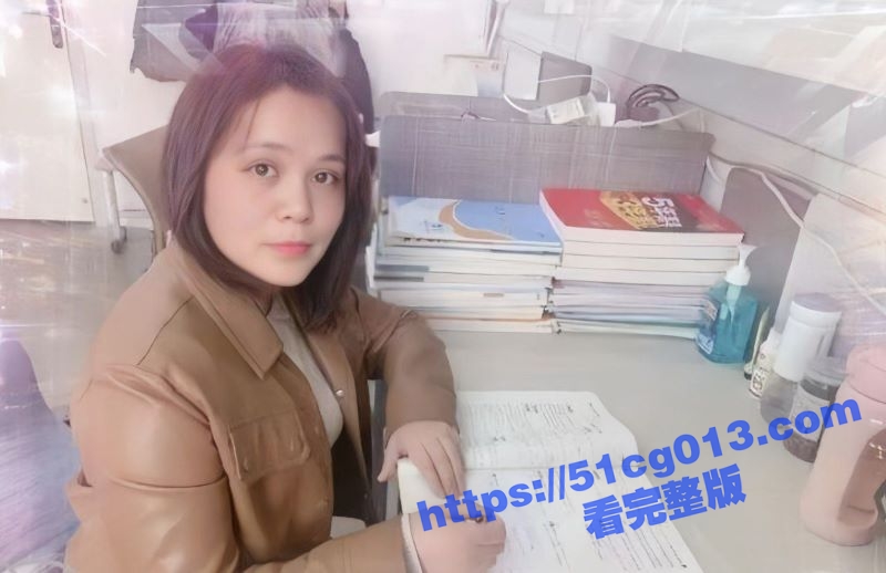 四川内江初中语文老师 张丽 超会玩 极品肥臀身穿牛仔裤与情人家中偷情视频流出！
