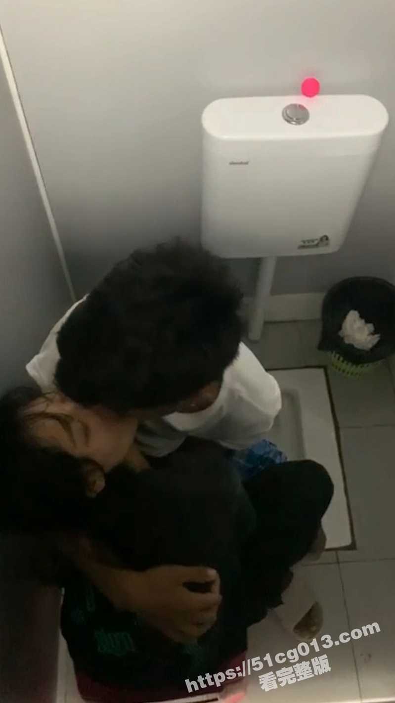 一对情侣藏在厕所调情打炮 被路人发现偷拍记录 不得不说这位仁兄舔功一流啊！