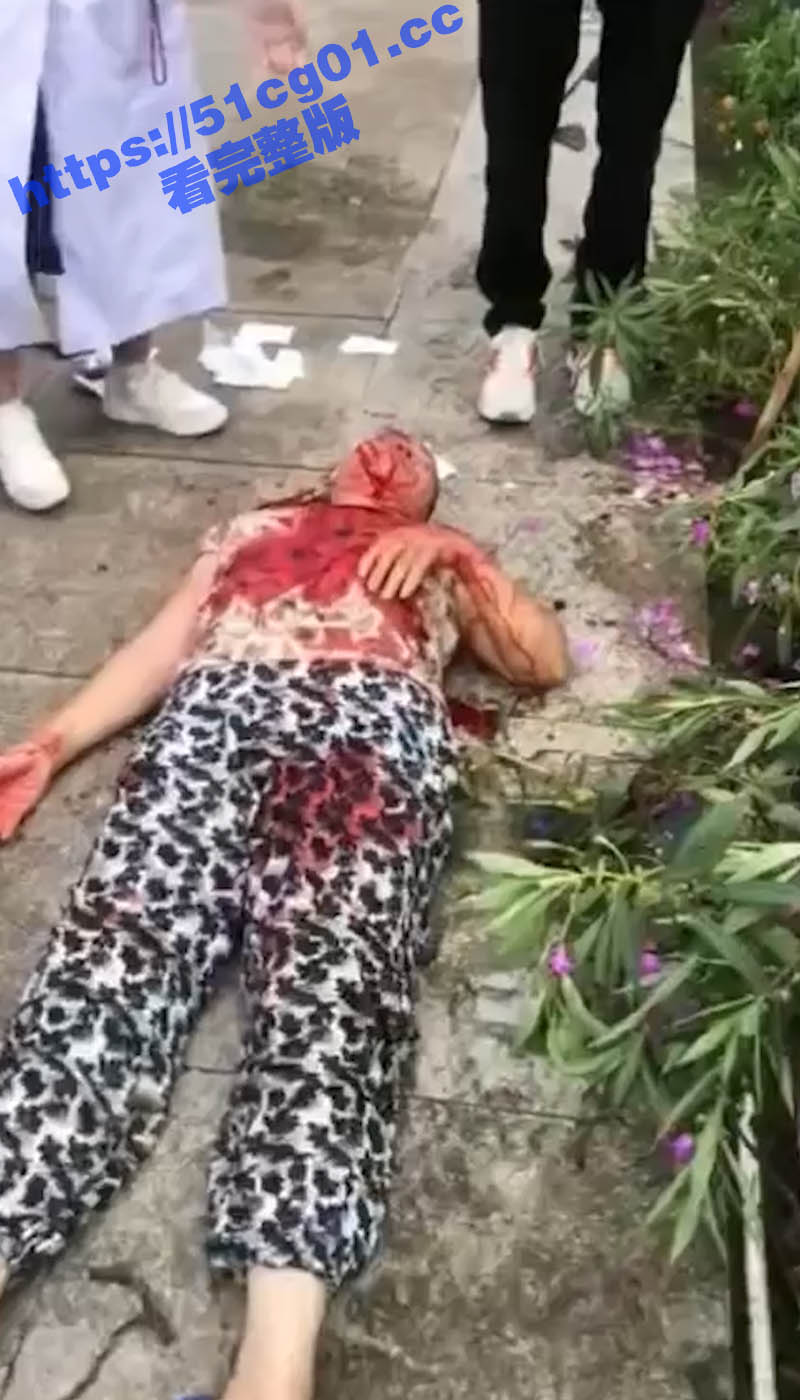 畜生行为！浙江海宁市周王庙镇 畜生孙子为了一个西瓜爆打奶奶 把奶奶打到浑身是血 倒地不起