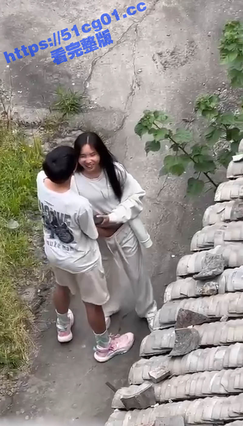 扣起来了扣起来了！饥渴小情侣大白天在家门口就扣起了逼来 小女友被男友扣到仰头闭目张嘴呻吟
