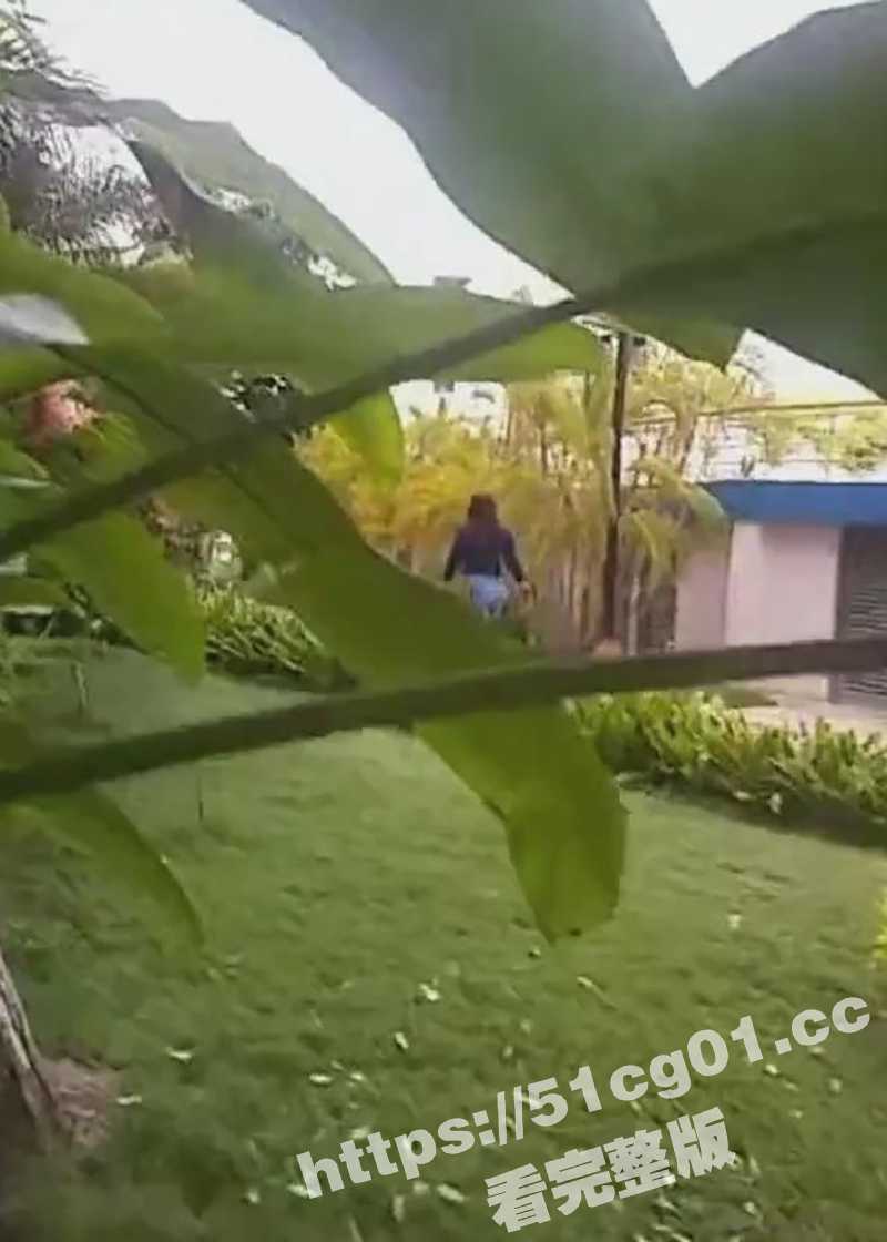 厕所偷拍遇奇葩！跟踪大屁股反差少妇如厕 打死都想不到骚货居然淫荡的站着在自慰！