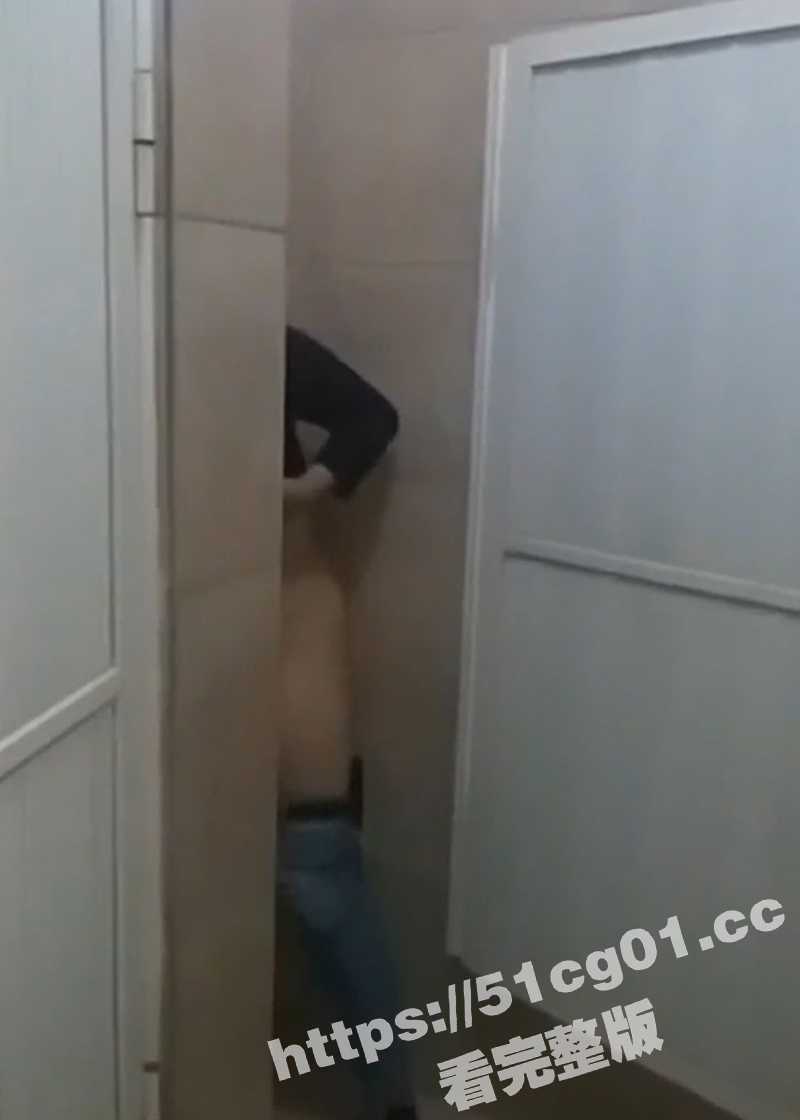 偶遇环卫工人，直接在树丛里开干。_1080p_3.00_01_37_00 拷贝.Still022.jpg