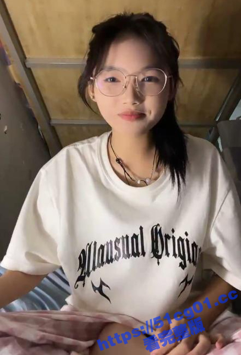 清纯眼镜反差婊 摇摇摇 宿舍直播自慰 拉着床帘用大号假阳具疯狂抽插粉穴 高潮抽搐不止！