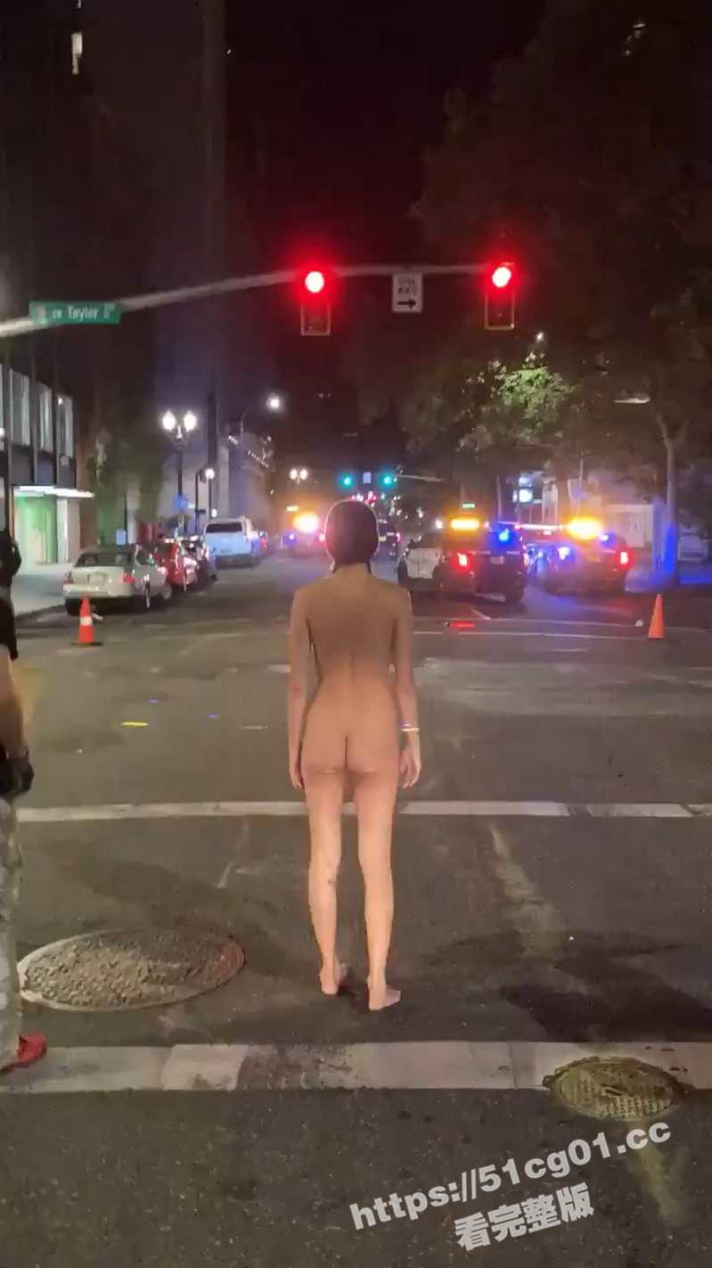 欧美的抗议方式真的很特别 动不动就脱衣服 也不知道这抗议了个啥？