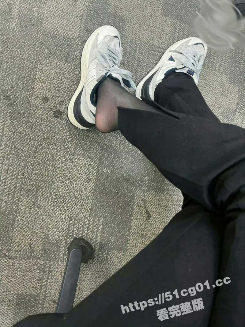 我的离婚姐姐 主动穿上舍友的情趣装为弟弟口交骑乘 疯狂榨精！