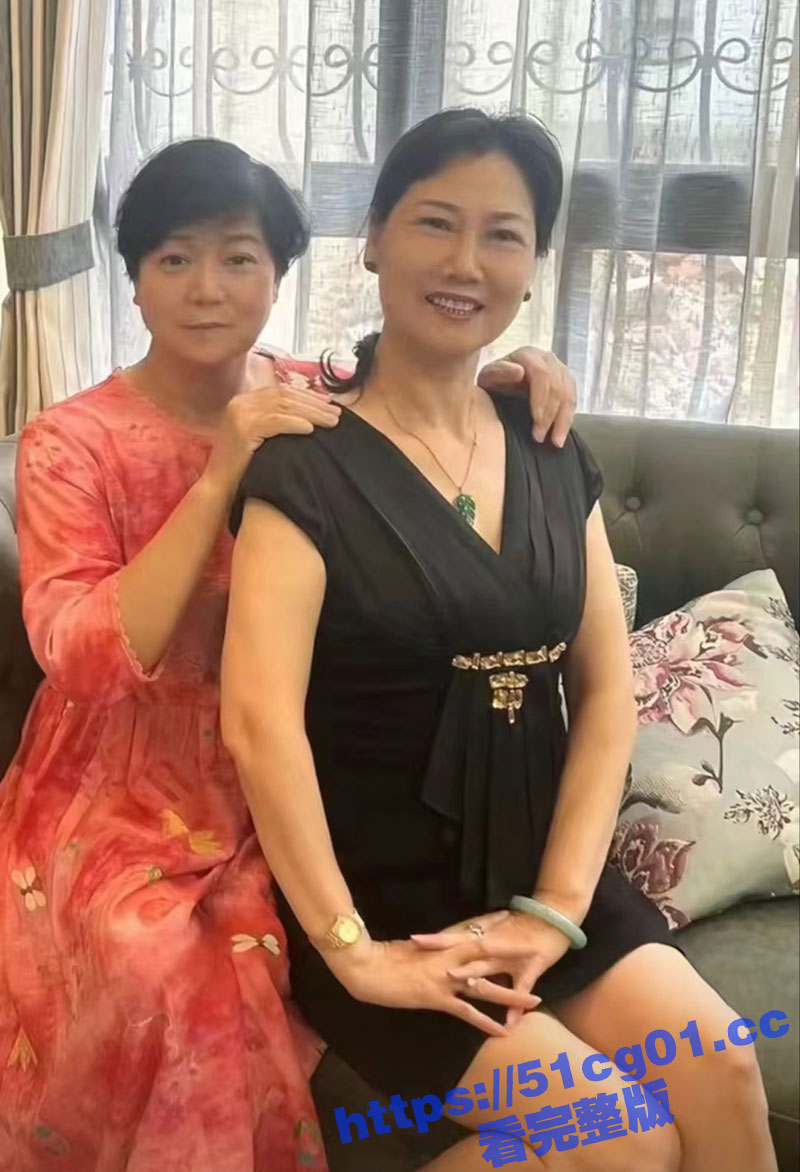 震撼福利来袭！海角超强真实乱伦 入珠大神操够了妈妈 直接瞒着妈妈与61岁吊钟巨乳姥姥偷情！
