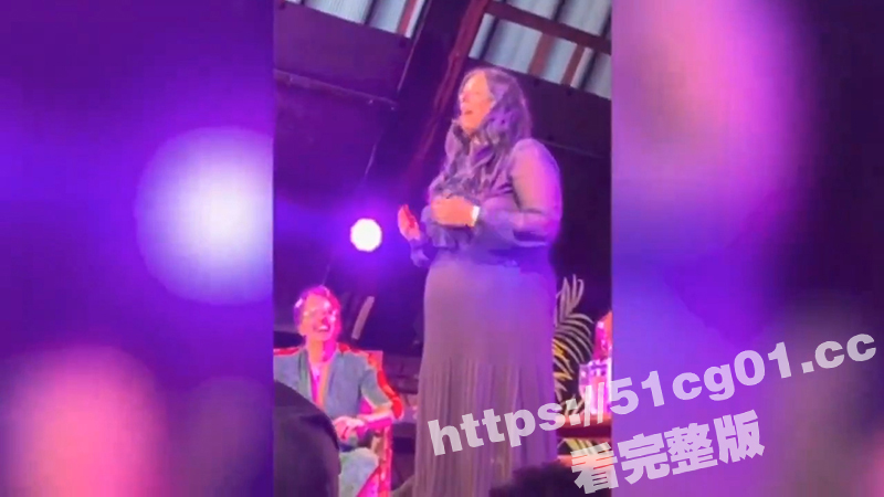 挪威文化与平等部长 卢布娜·贾弗里Lubna Jaffery公开场合裸露胸部表达对 LGBT人群的支持