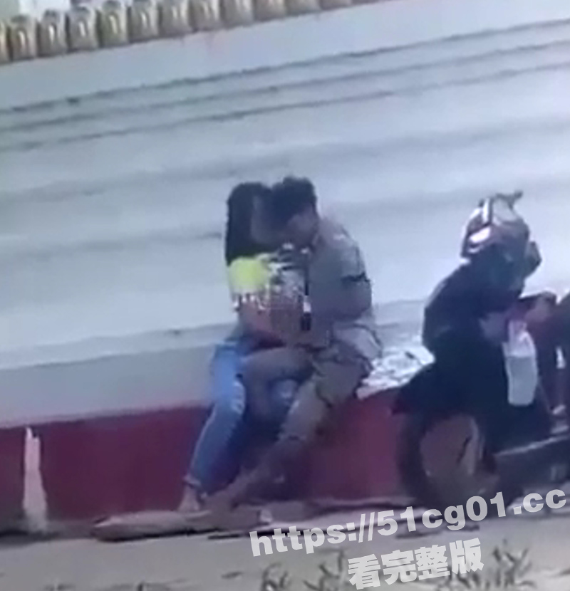 缅甸骚货女大学生 在旅游景点佛塔 与男友玩野战偷吃 四下无人接吻口交吃鸡