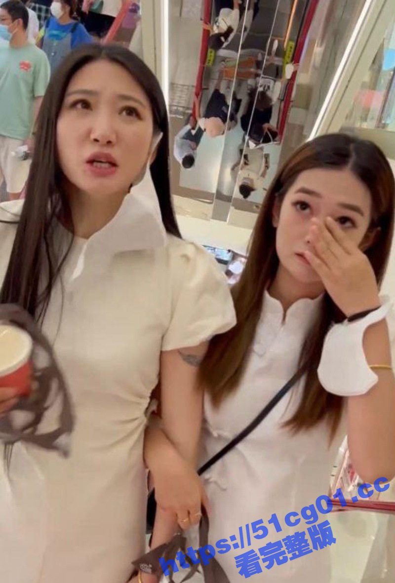 广州商场偷拍抄底两位旗袍美艳少妇！看穿搭谁更反差 显然是黑色内内高跟少妇更胜一筹！