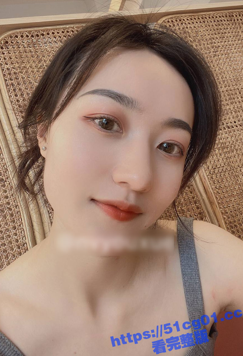 某地小学老师竟然是推特女神级网红 女友潇 不雅露脸私拍全网流出！景区加商场各种露出 反差至极！