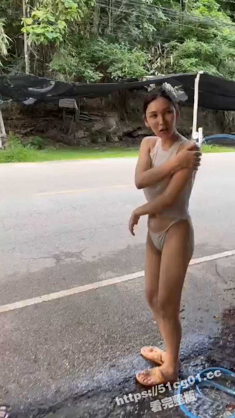 极品少妇在路边洗澡 春光乍泄 摸奶扣逼两不误 根本不在意！