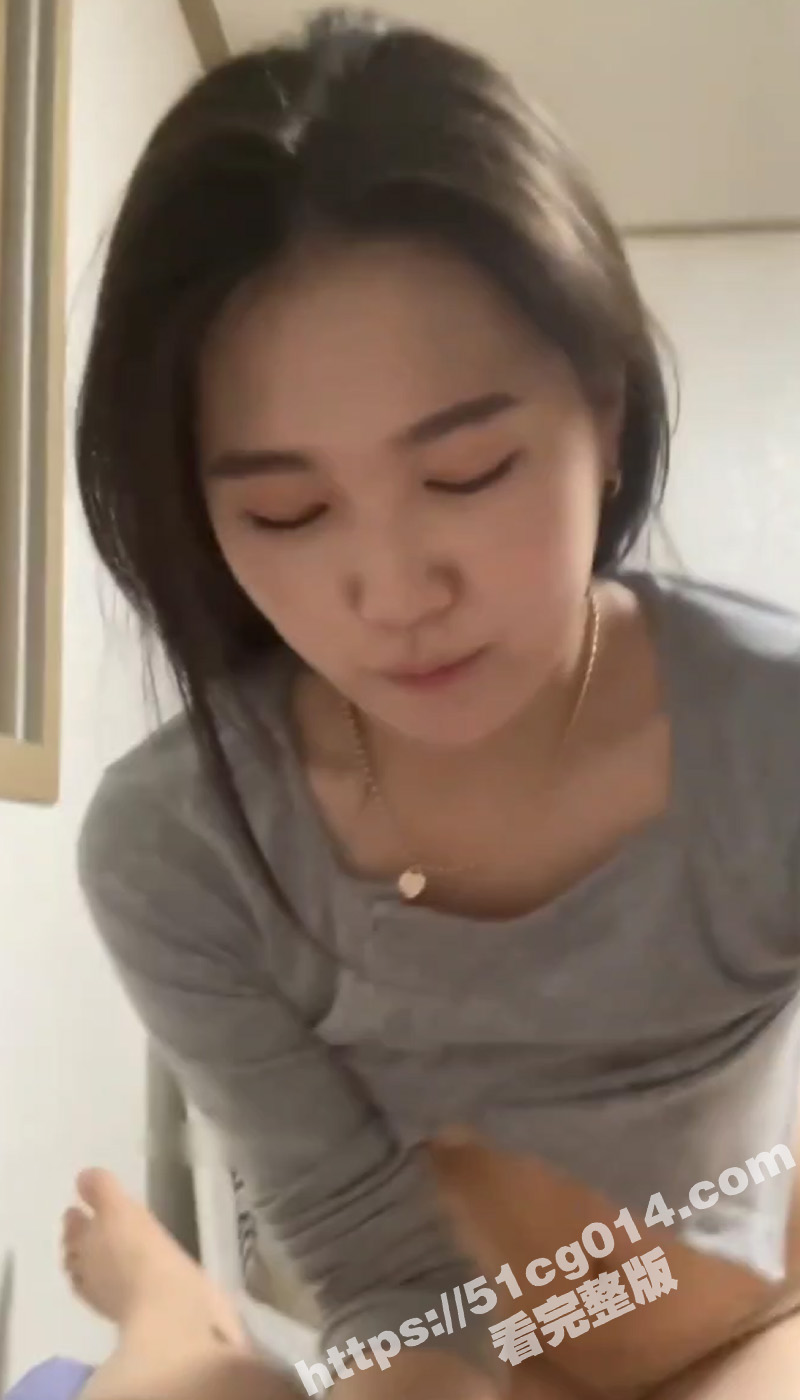 长相甜美的韩国小姐姐和男友激情口爱 小姐姐可爱又成熟性感 能舔会叫 女上位疯狂暴力榨精 叫声淫荡销魂