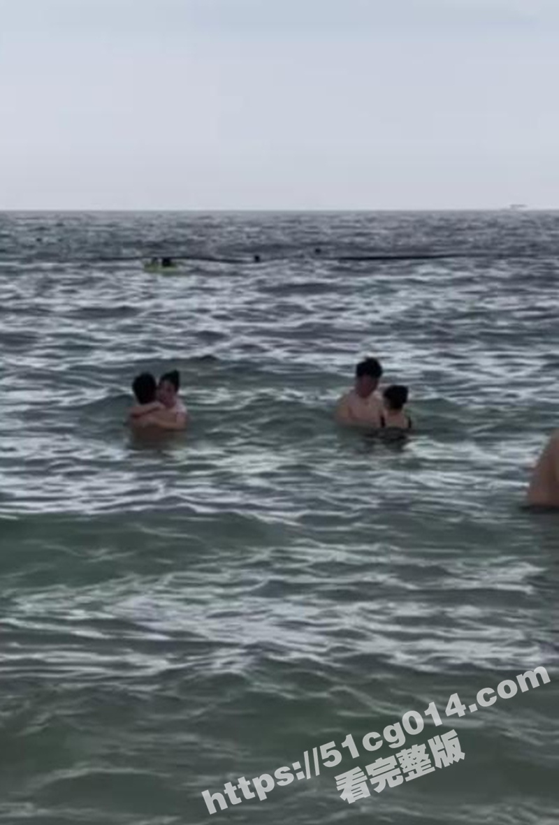 广西北海银滩跟水鸡在海里打炮 鸳鸯浴水中激情野战啪啪只要200一次 体验过的都说爽！