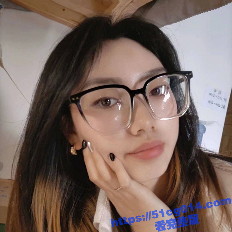 上海交通大学高材生 梁琪曼 有文化的眼镜反差婊 骚鸡化身公厕到处约炮 在学校是出了名的公交车
