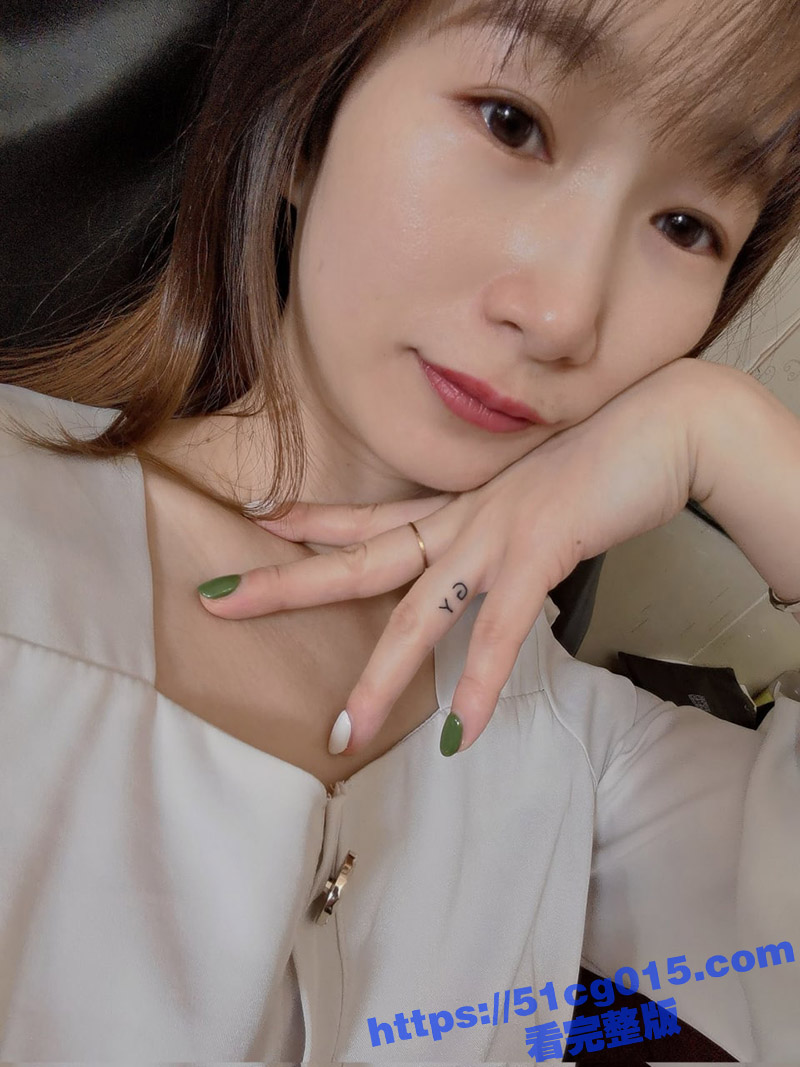 约炮公司新来的母狗财务李丹 美腿性感的已婚骚货 穿开裆黑丝掰开骚穴等着插入 带上乳夹被爆操抽插