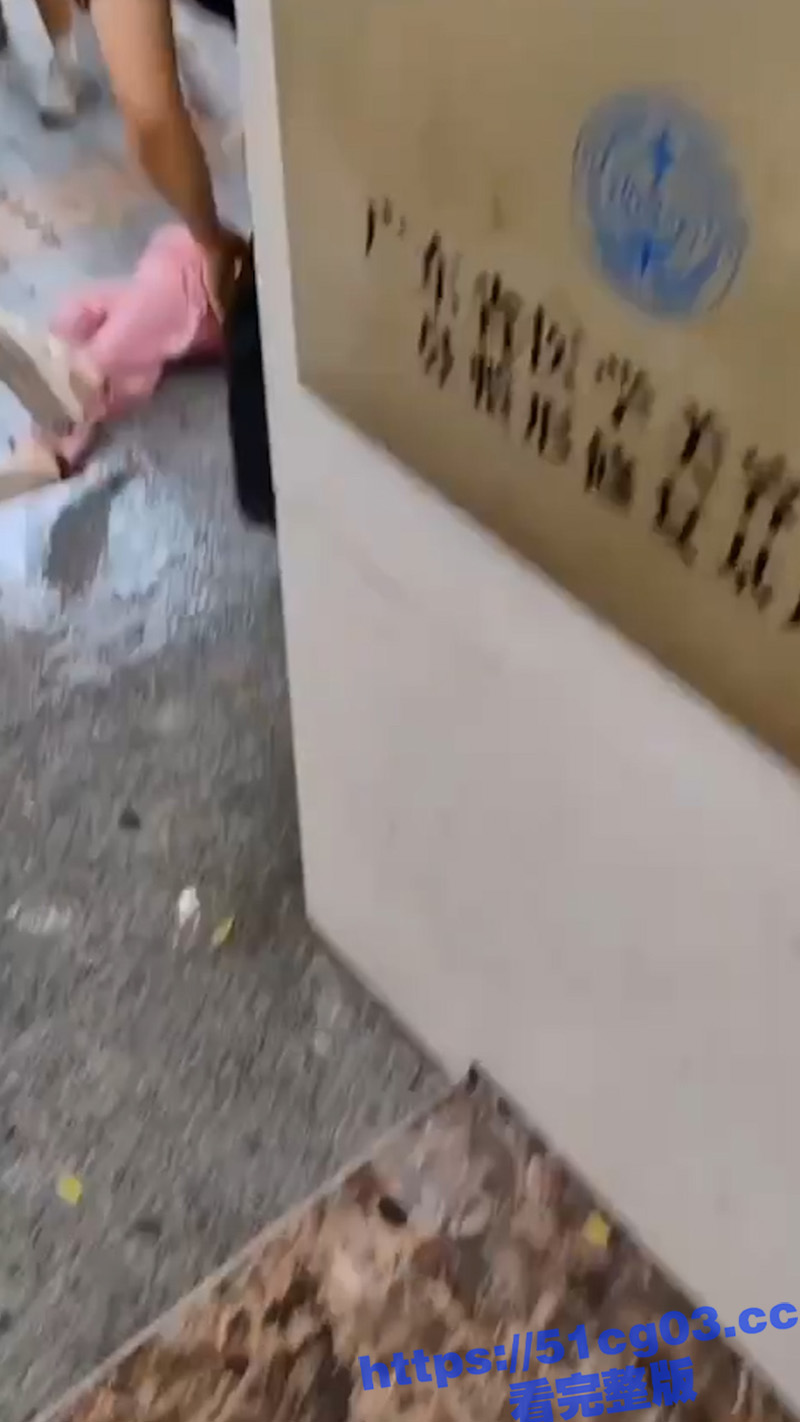 广州女孩整牙手术做残废了上门讨说法 被店员拿水枪冲并拖拽 现在无良商家都这么嚣张吗？