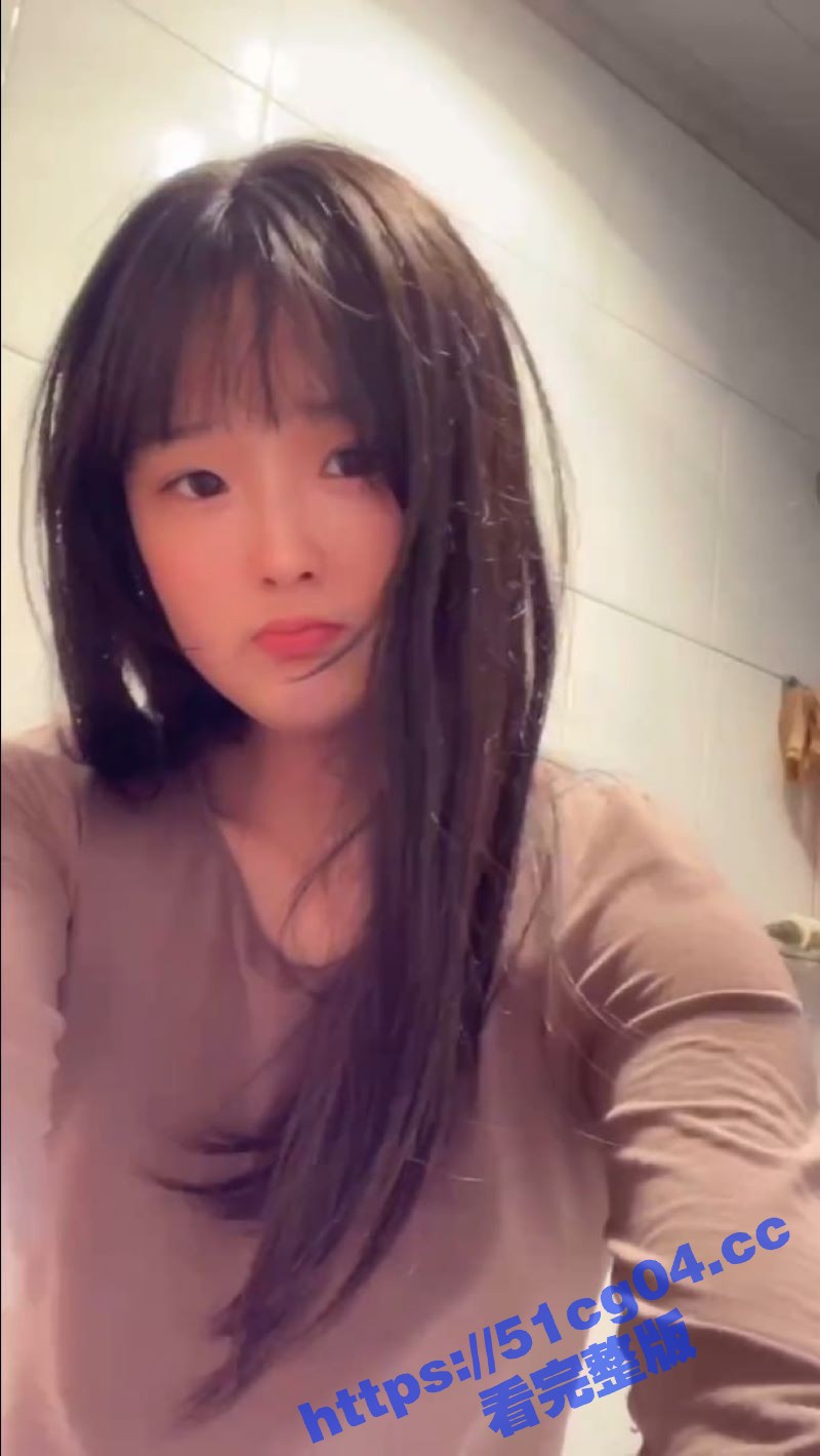艺术学院 陈美 被假冒的星探忽悠 心里做着明星梦 主动脱光衣服 展示身材给大家欣赏