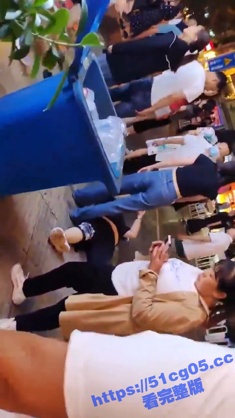 急！云南昆明金康商铺广告牌掉落 导致这位妈妈两个受伤 宝妈现在寻求照片和视频帮助