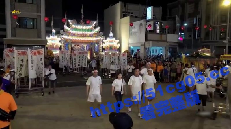 湾湾举行祭祀 为二战的日本军国主义招魂 现场的台湾青年还穿上日本人的兜裆布 扛着日军牌位游行