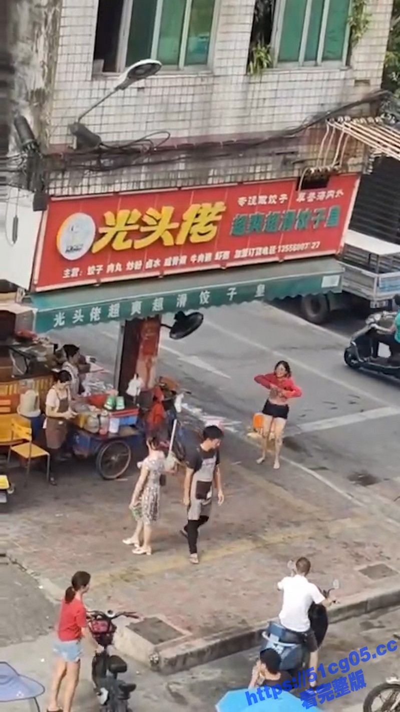 广州光头佬饺子皇楼下 女子失控当众脱衣服打滚骂人 这是受了什么刺激