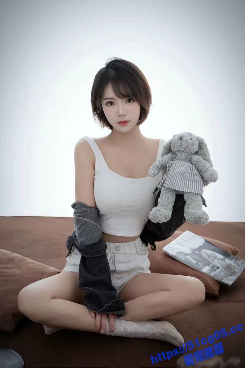 足控老色批酥小强约拍模特 小白白白白 先套路妹子给他足交 最后和摄影师四手齐上给妹子按摩嫩逼