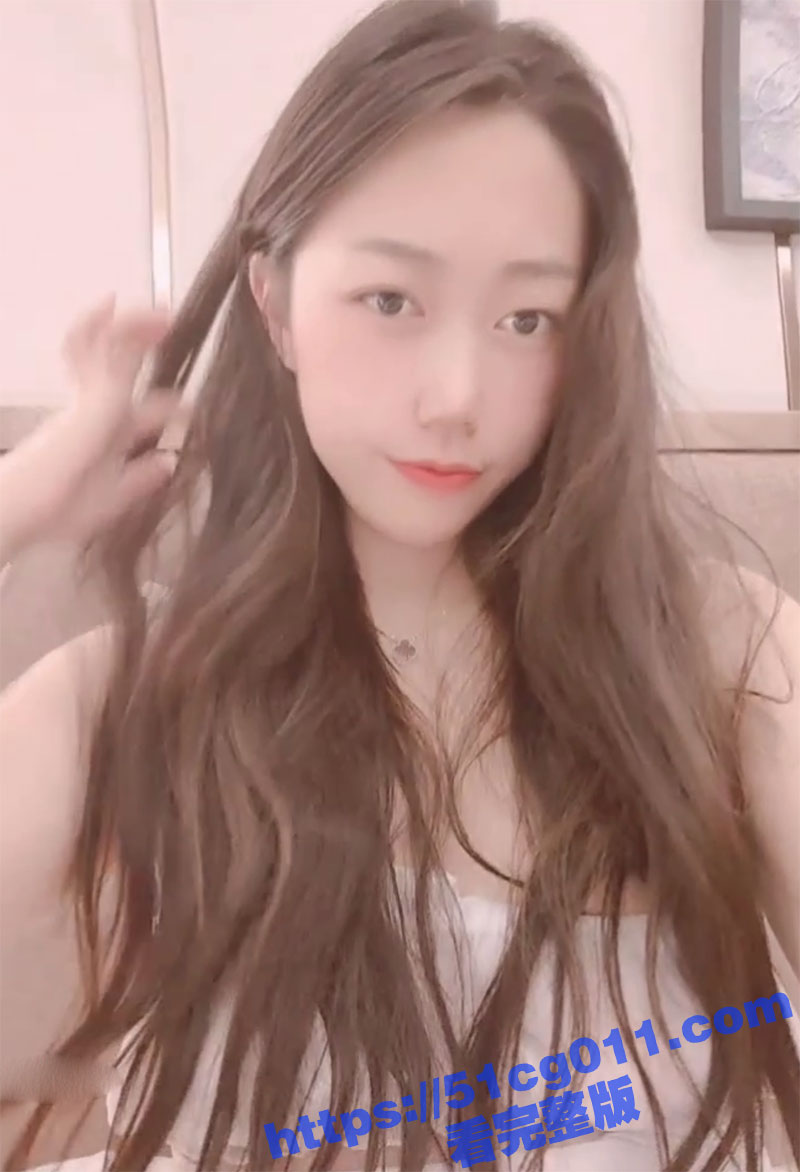 1v1视频网调极品美女大学生 带尾肛塞插入菊花 水晶棒抽插嫩穴 叫床声实在太骚了！