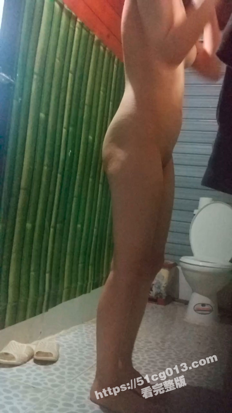 西藏工地 偷拍工友老婆洗澡 简陋的洗手间 也掩盖不住美女别有风味
