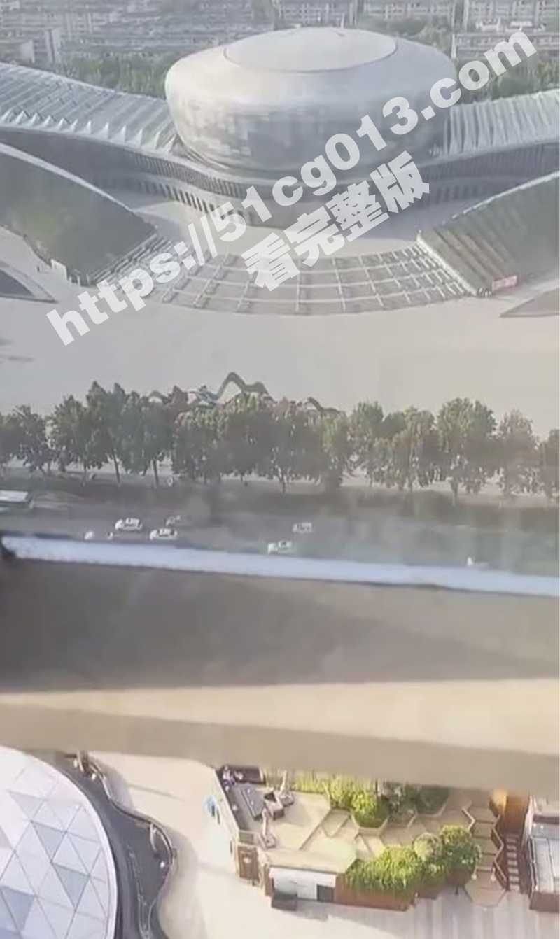 北京工业大学体育馆 一男女光天化日上演吃鸡大戏 你俩还真会挑地方 真以为兄弟们看不见呢？