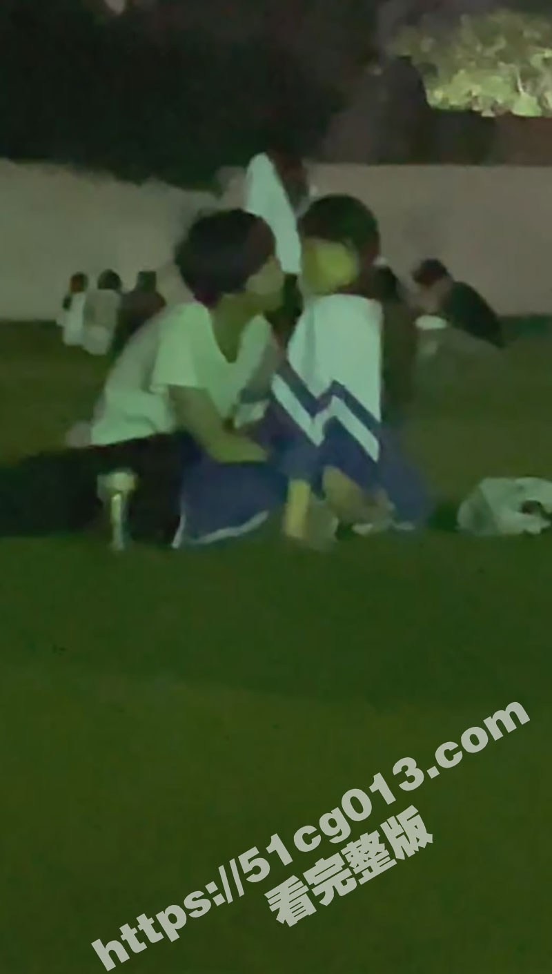 河南经济贸易技师学院的瓜 小情侣在学校操场激情开干 被人偷拍了10几分钟毫不在意周围人的眼光