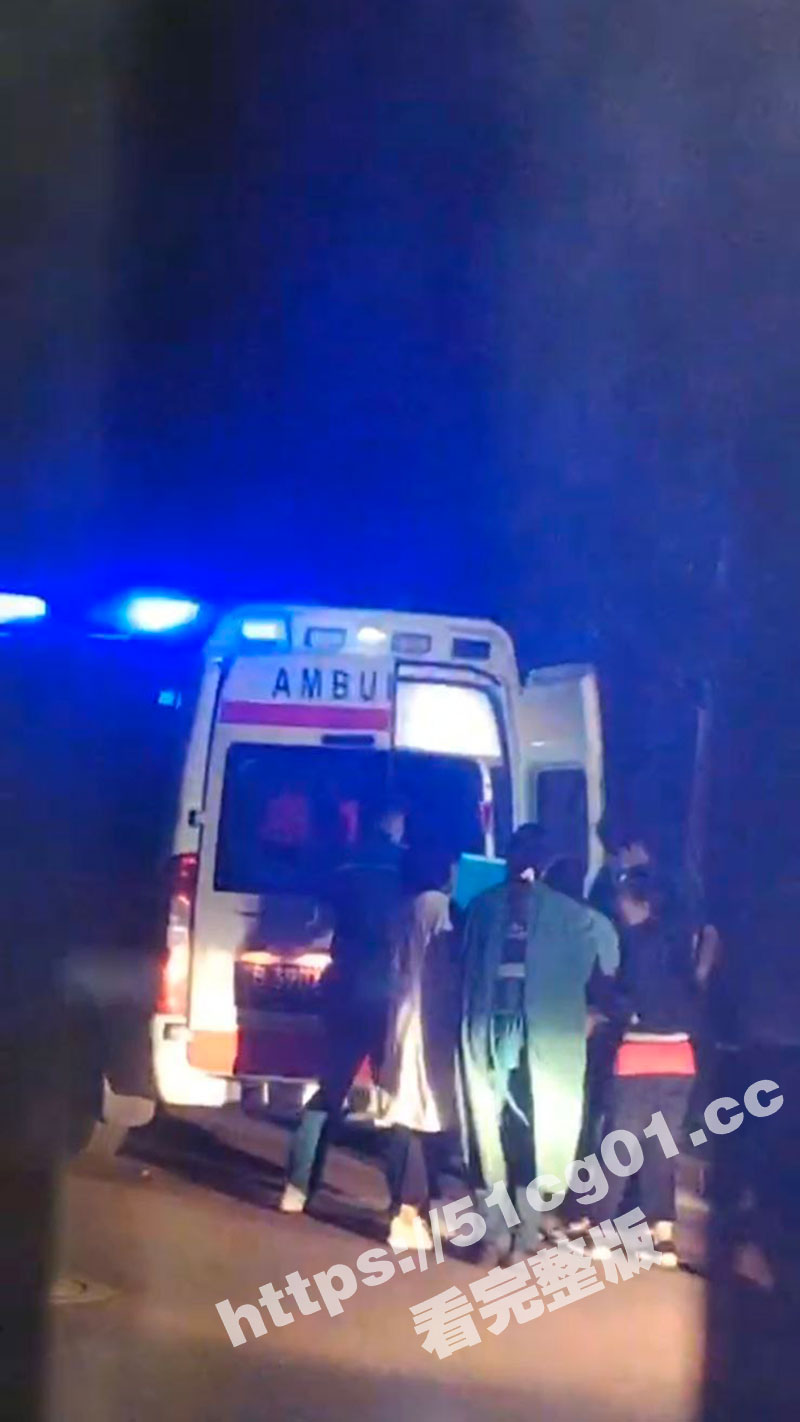 今日速报 实事热点 网传大连某高校厕所生娃 连夜被拉入救护车