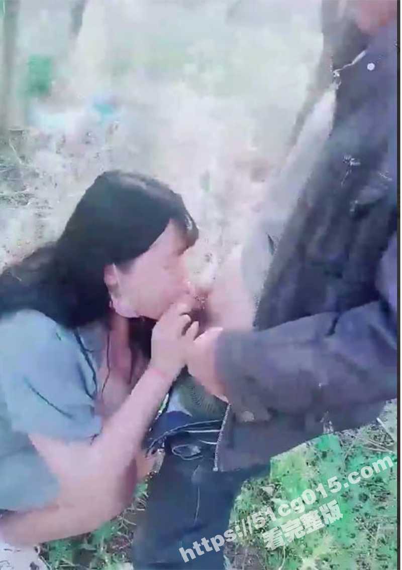 骚逼户外勾引老头吃奶子 老头乐的合不拢嘴 这种老少配的反差感 的确很刺激