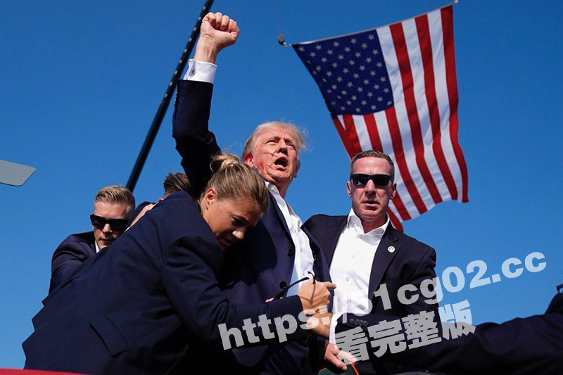 美国前总统特朗普 7月13日在宾夕法尼亚州集会发表演讲时被枪击 特朗普右耳被击中！