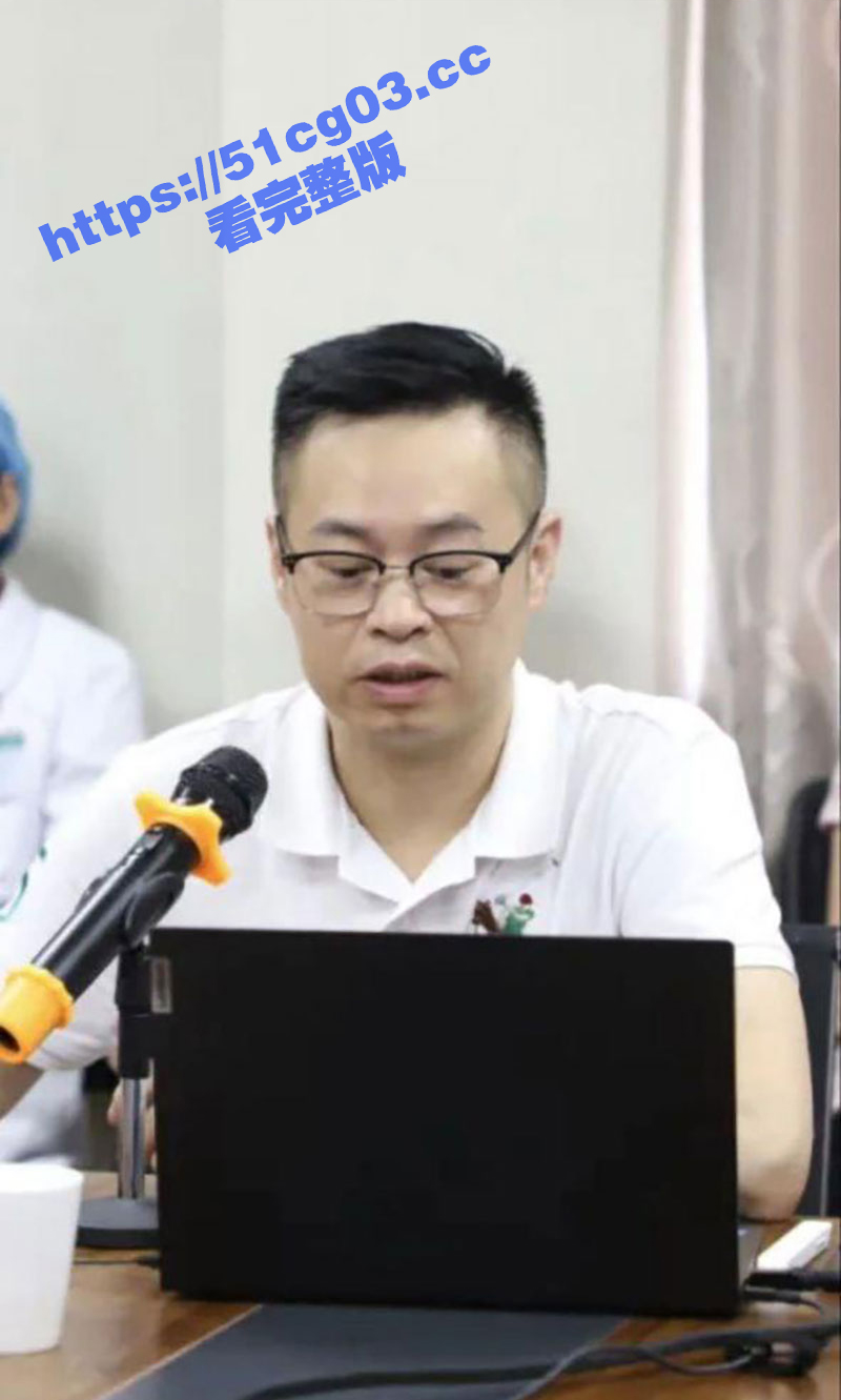 汕头市龙湖区第二人民医院院长黄宏佳与人妻王梦洁通奸，在家被抓现行，王主任高潮时的声音给我听硬了！
