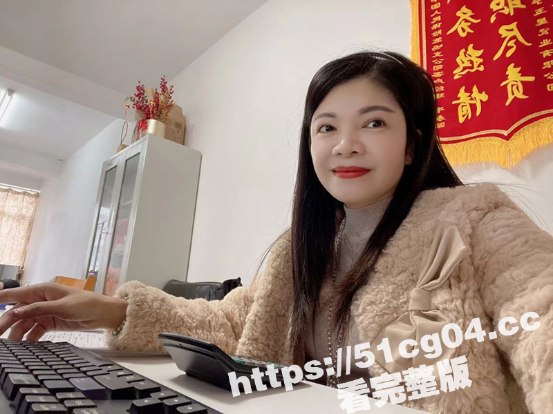 瓜友投稿自己的亲妈！现任湖南某地居委会主任 徐珍 已经被人网调成母狗 下一步准备接受现实调教了！