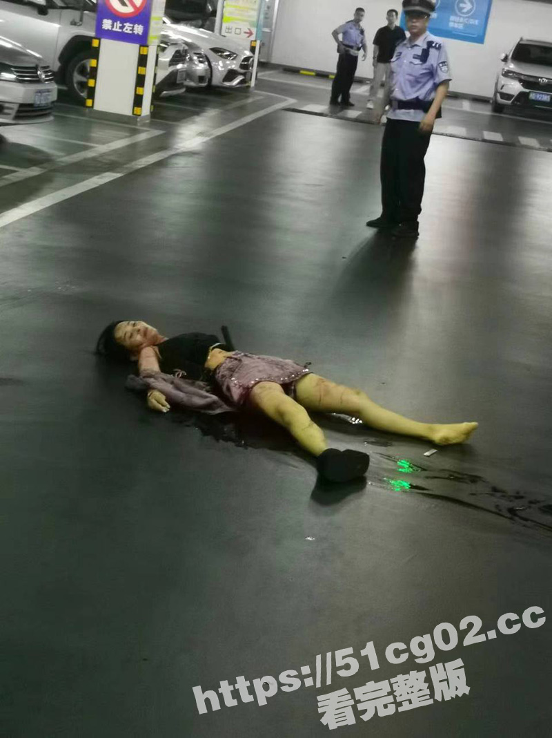 网传 宝龙广场地下室儿子捅死妈妈 起因是他妈不给他买九号电动车！
