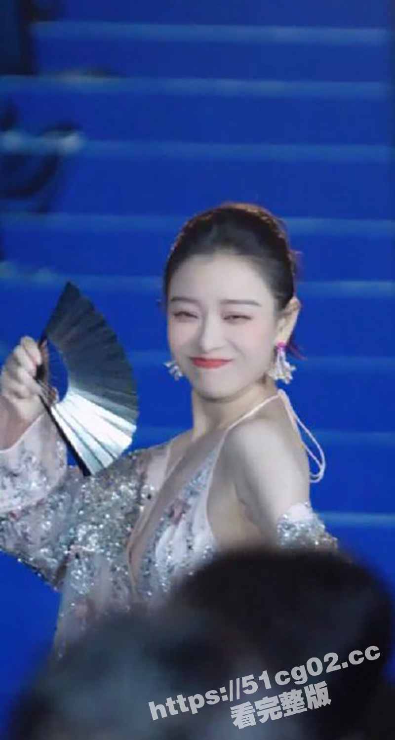 完了 我的女神 倪妮 走光了！性感深v 侧乳小肉色太棒了！