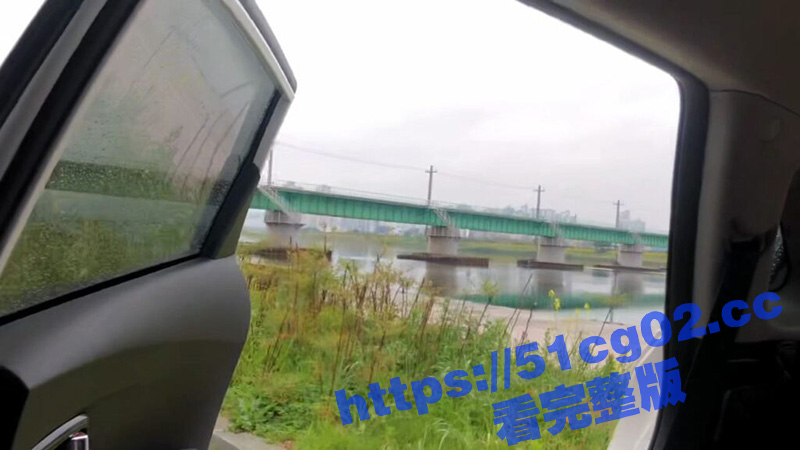 粗长大鸡巴夫妻雨天车震太爽了！淫臀蜜穴全自动抽茎榨精 极爽视角 肉棒被蜜穴紧紧咬住抽插！