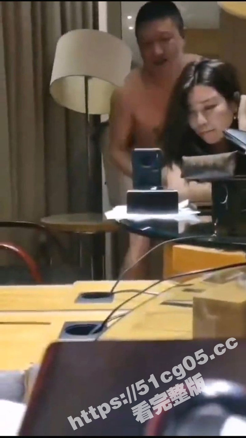 小说剧情走向现实高颜新婚人妻 为了能满足奢侈生活 彻夜陪干爹做爱 嘴上还夸干爹真厉害！