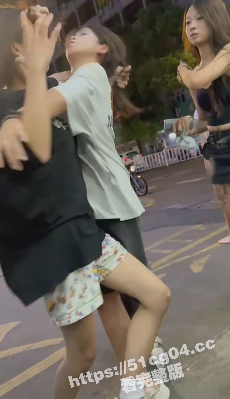 精神小妹又干起来了 抓头发扯奶罩 后来演变成小伙小妹的群殴混战