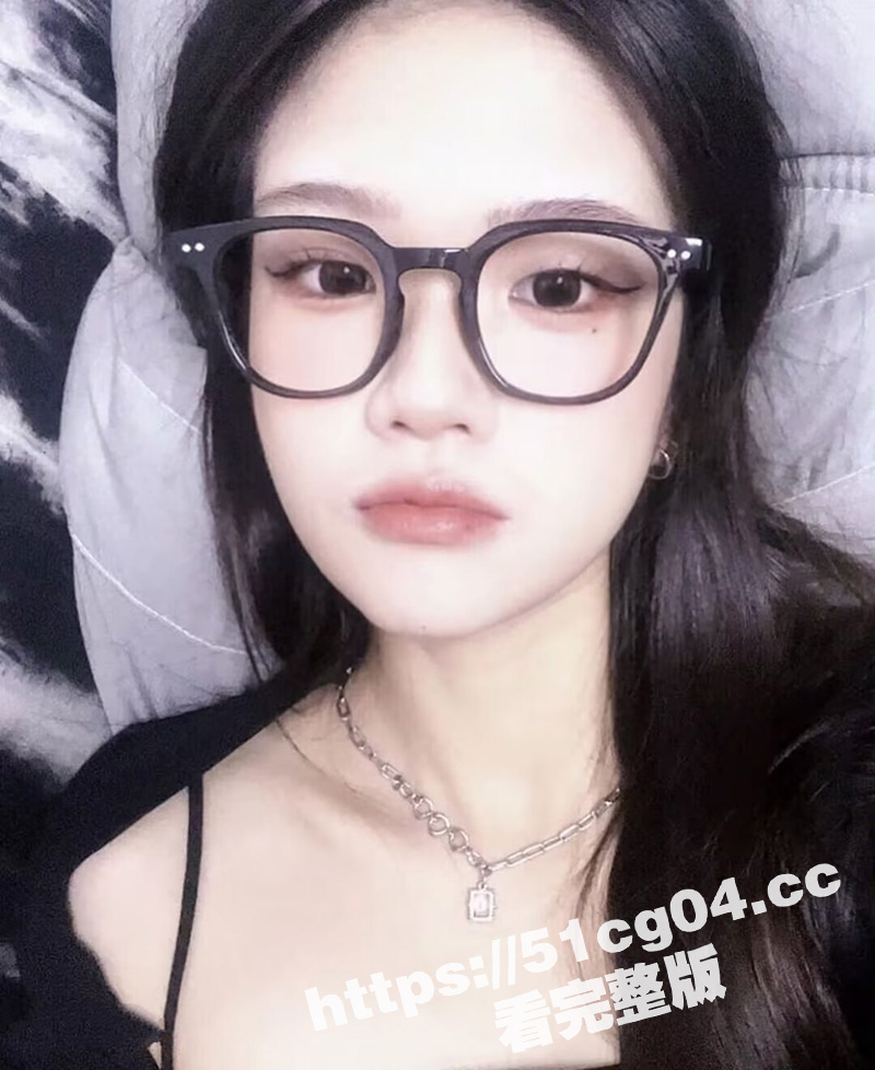 广东财经大学三水校区学生妹 钟瑜菲 放假和学长大战三百回合累的筋疲力尽 第二天早上还要被颜射！