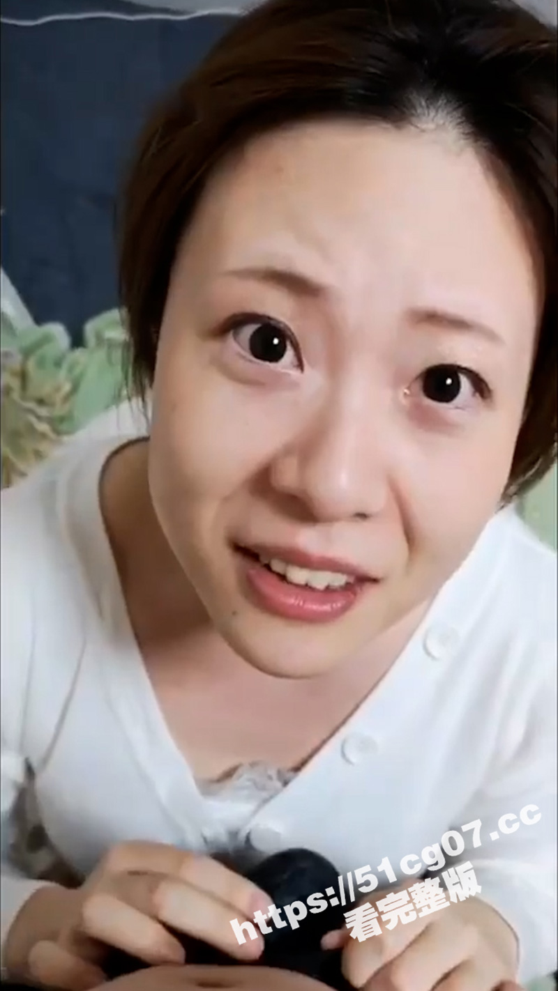 终于等到暗恋的妈妈闺蜜离婚 软磨硬泡直接拿下 看着阿姨深情口交吞精 真是离了大谱啊！