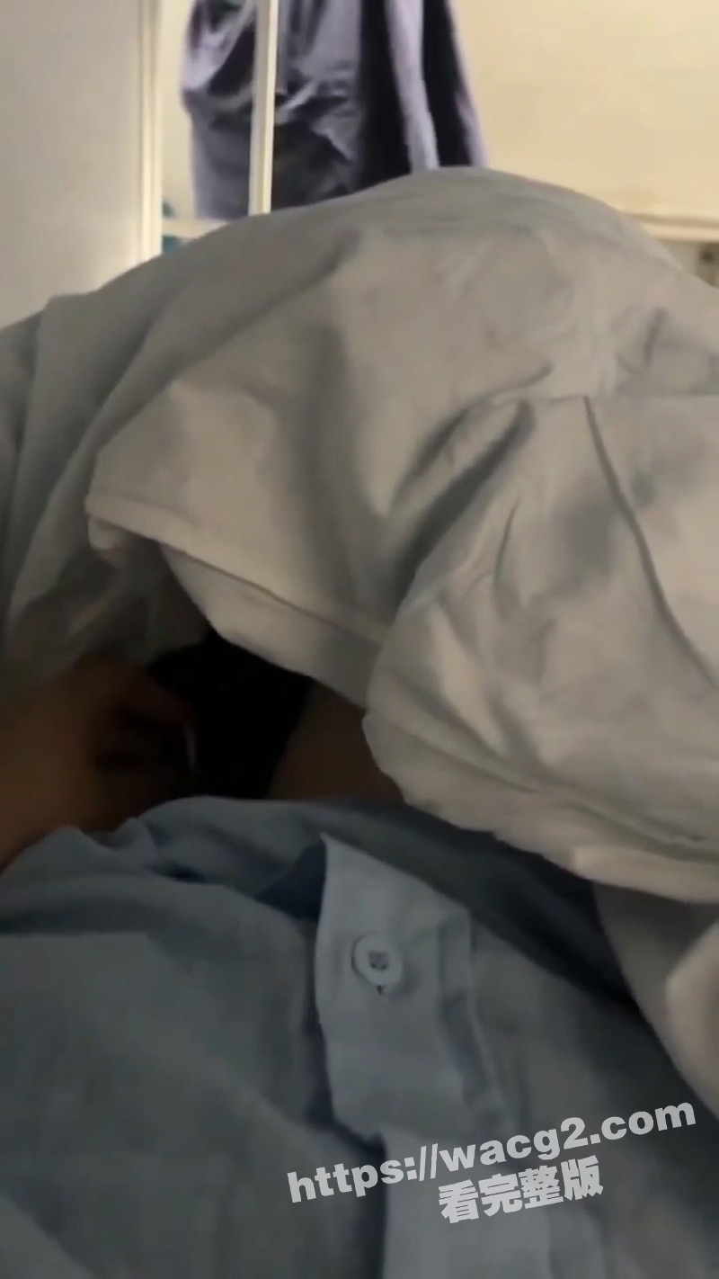 寂寞少妇在火车上自慰被隔壁床的发现 在人来人往的火车上被无套中出 这少妇淫叫声估计整个车厢都能听到吧