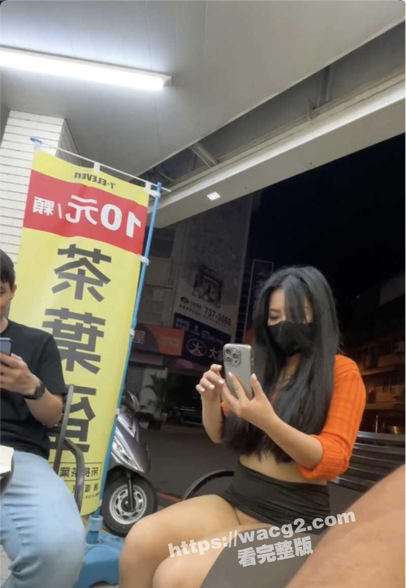 美女为了榜一大哥的任务 直接在街头路人旁边直播露出骚穴自慰 巨乳大长腿真的非常的顶啊！！