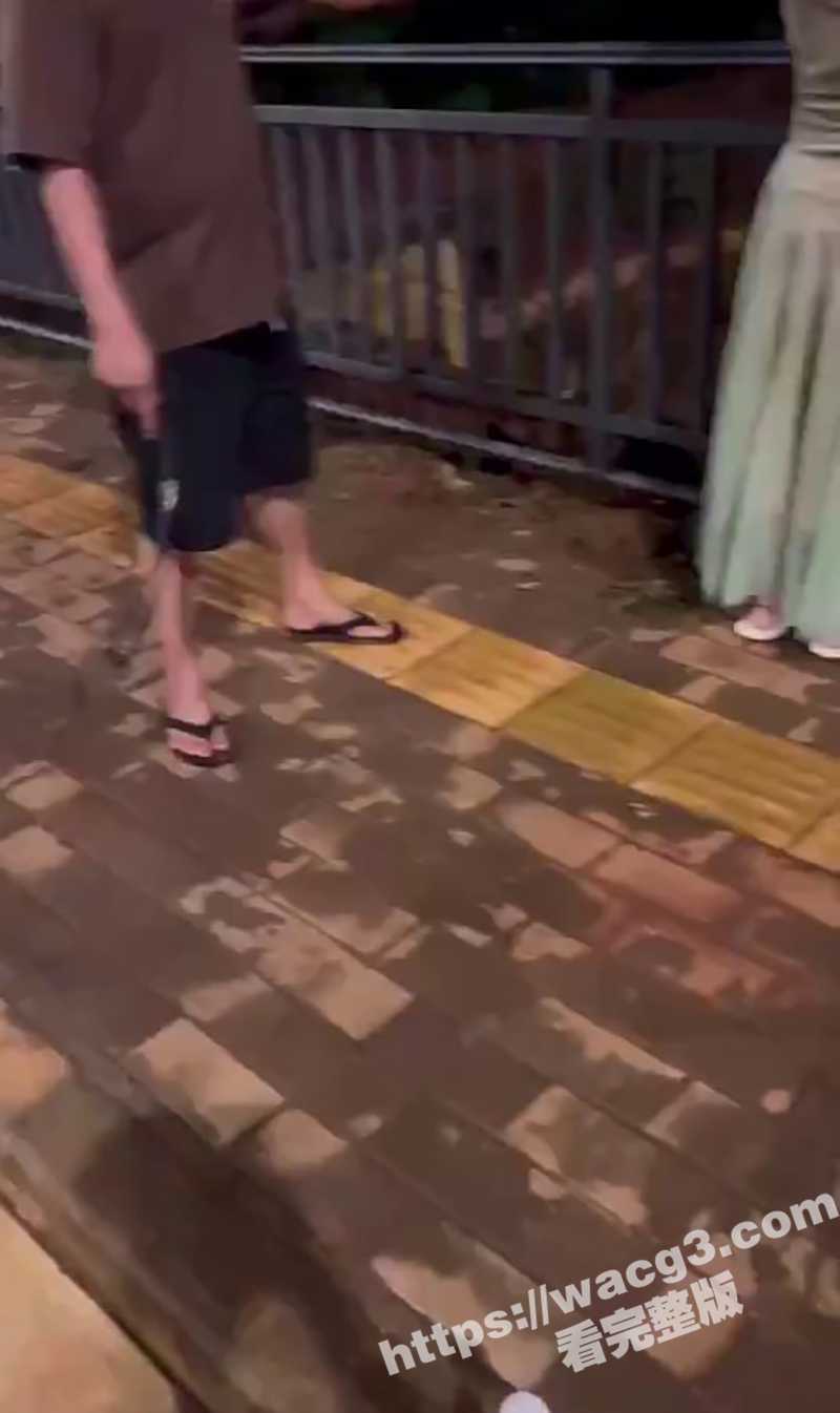 快手女主播PK接受惩罚 被口罩男用皮带疯狂抽打屁股 女主播高潮连连 这感觉太爽了