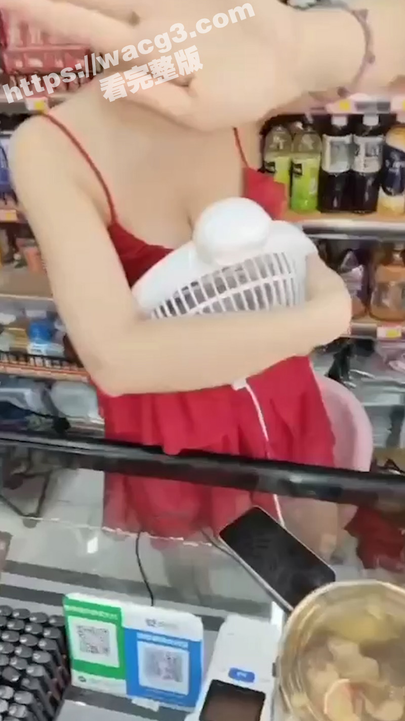 杭州超市老板娘着装太过于暴露被整改后又复出了？还有快递小哥到店盯着老板娘猛拍 要求打卡！