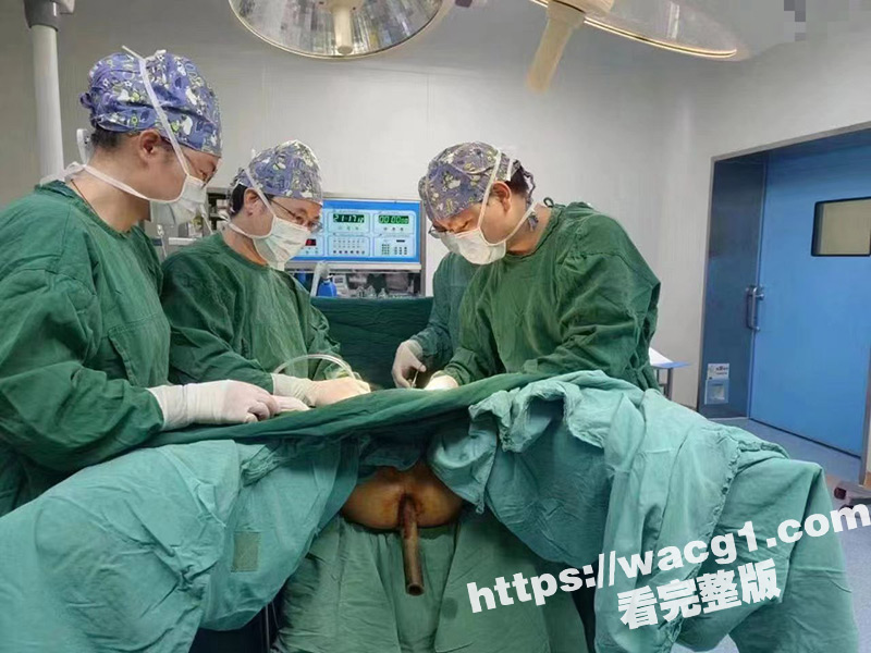 太过于炸裂 男子野外跳水没想到被水下一米长竹竿爆菊 太疼了吧 这看的我菊花一紧🤣🤣