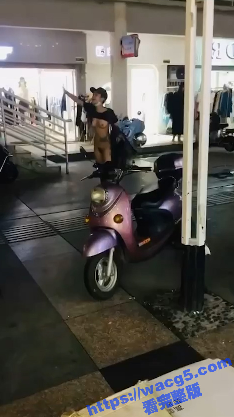 成熟小少妇在商场与街头大胆露奶脱裤子露逼 是主人的任务呢 还是精神有问题？